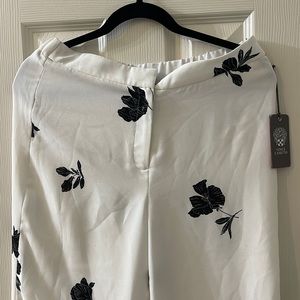 Beautiful Vince Camuto daybreak pants